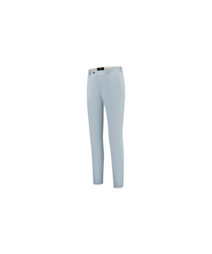 
Wij gaan voor de dressed Chino, meer details en luxe maar toch het casual draagcomfort.  
Voor de Circle of Gentlemen dressed chino hebben wij gekozen voor een Italiaanse stofsoort in een blend van 96% katoen en 4% eleastaan met een gewicht van 275 g/m2. Onze Italiaanse leverancier voor de chino stoffen beschikt over de vakkennis en de machines om een hoogwaardige katoen / elastaan blend dusdanig te weven dat de stof licht, soepel en zacht aanvoelt met voldoende rekbaarheid voor comfort en een perfecte pasvorm.

Wastips en onderhoud: Was de chino op maximaal 30 graden bij voorkeur op een programma voor fijne was of delicate was omdat dit minder hard centrifugeert. Onze chino’s mogen niet in de droogmachine. Gebruik bij voorkeur een fijnwasmiddel en strijken aan de binnenkant. Het beste is om de chino te stomen waarbij dit ook een goede manier is om de chino niet onnodig te wassen. Alleen licht sprayen met kledingverfrisser en daarna stomen. Doordat de stoom de vezels doordringt,