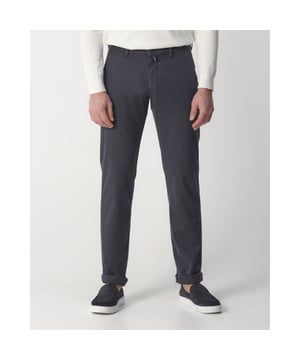 
Pierre Cardin Chino biedt de perfecte balans tussen stijl en comfort. Deze antracietkleurige chino is gemaakt van 60% katoen, 37% polyester en 3% elastaan voor optimale bewegingsvrijheid. Met een ritssluiting, steekzakken en een moderne pasvorm, is het een veelzijdig kledingstuk. Pierre Cardin staat voor elegant ontwerp en hoogwaardige materialen, waardoor je altijd goed gekleed voor de dag komt. - Over het merk: Het merk Pierre Cardin is stijlvol, eigentijds en straalt klasse uit. De collecties zorgen ervoor dat je voor elke gelegenheid een passende outfit kunt vinden!