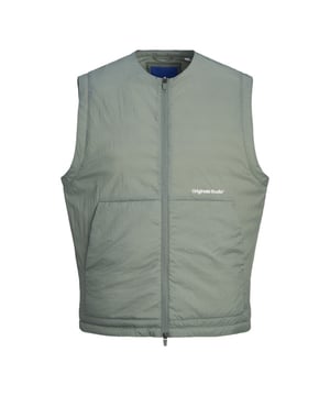 
Deze olijfkleurige bodywarmer van Jack en Jones is een must-have voor elke man! De JOR Vesterbro Insulated Bodywarmer heeft een stoere en toch stijlvolle uitstraling en is perfect voor de koudere dagen. Gemaakt van hoogwaardig nylon, zorgt deze bodywarmer voor een warm en comfortabel gevoel. De bodywarmer is gevoerd en heeft een gewatteerde structuur, wat er niet alleen trendy uitziet, maar ook zorgt voor extra isolatie. en#10;en#10;Met de opstaande kraag en de ritssluiting ben je beschermd tegen de wind en blijf je lekker warm. De bodywarmer heeft twee steekzakken en een borstzak met ritssluiting, waar je al je essentials in kunt opbergen. De bodywarmer is afgewerkt met subtiele Jack en Jones branding, waardoor het een echte eyecatcher is. Of je het nu combineert met een t-shirt en jeans voor een casual look, of over een trui voor een meer geklede outfit, deze bodywarmer maakt elke outfit compleet! Bestel nu deze Jack en Jones bodywarmer en geniet van een comfortabele en stijlvolle look, waar je ook gaat.