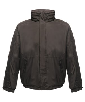 
Getapete naden Waterbestendig en winddicht Kraag en lichaam fleece gevoerd Polyamide gevoerde mouwen met Thermo-Guard isolatie Binnenkant: 250-serie anti-pluis Symmetrie fleece gevoerde lichaam Verborgen capuchon Verstelbare manchetten 2 onderste zakken met rits Zak voor mobiele telefoon Stormflap met klittenband Regatta's best verkopende jas Verborgen ritssluiting in voering voor toegang tot borduurwerk Stof: Waterbestendige Hydrafort Polyester S (Borstomvang: 96cm) M (Borstomvang: 102cm) L (Borstomvang: 107cm) XL (Borstomvang: 112cm) 2XL (Borstomvang: 119cm) 3XL (Borstomvang: 127cm) 4XL (Borstomvang: 135cm)