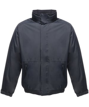 
Getapete naden Waterbestendig en winddicht Kraag en lichaam fleece gevoerd Polyamide gevoerde mouwen met Thermo-Guard isolatie Binnenkant: 250-serie anti-pluis Symmetrie fleece gevoerde lichaam Verborgen capuchon Verstelbare manchetten 2 onderste zakken met rits Zak voor mobiele telefoon Stormflap met klittenband Regatta's best verkopende jas Verborgen ritssluiting in voering voor toegang tot borduurwerk Stof: Waterbestendige Hydrafort Polyester S (Borstomvang: 96cm) M (Borstomvang: 102cm) L (Borstomvang: 107cm) XL (Borstomvang: 112cm) 2XL (Borstomvang: 119cm) 3XL (Borstomvang: 127cm) 4XL (Borstomvang: 135cm)
