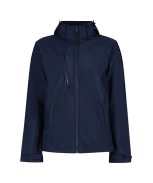 
100% gerecycleerd polyester. Stof: Softshell, Geweven. Ontwerp: Eenvoudig. 300gsm. Stoftechnologie: Ademend, Duurzame Waterafstotende Finish, Waterdicht, Windbestendig. 3-laags membraan, afscheurbaar etiket. Manchet: Verstelbaar, met treksluiting. Halslijn: Kapitein. Mouwtype: Met lange mouwen. Eigenschappen van de kap: Gegroeid op de kap. Zakken: 1 borstzak, 2 zijzakken, ritssluiting. Bevestiging: Volledige ritssluiting. Zoom: verstelbaar, zoom met schokkoord. Geschikt voor: Borduren, Drukken, Zeefdrukken, Transferdruk, Vinyldruk.