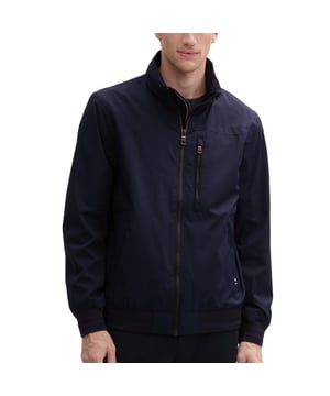 
<p>Heren blouson jack van Tom Tailor. Deze korte zomerjas heeft een staande kraag voorzien van een capuchon en een aansluitende elastische boord.</p>
<ul>
<li>Regular fit</li>
<li>2 Steekzakken</li>
<li>1 Binnenzak</li>
<li>Borstzakje</li>
<li>100% Polyester (gerecycled)</li>
</ul


</p>