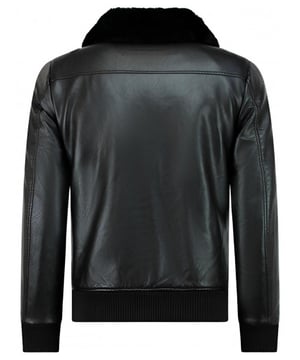 Een van de hardlopers uit de nieuwe collectie van Warren Webber uit onze Heren Jassen Outlet categorie. Deze kun je niet laten lopen!
Bent u op zoek naar een leuke imitatie  leren piloten jas? Dan heeft u hier de perfecte jas voor uzelf gevonden. Dit model sluit heerlijk aan op uw lichaam door de slim fit pasvorm en creëert een stijlvolle, maar ook stoere zwarte look. - <p><strong>Productinformatie:</strong></p>
<ul>
<li>De jas heeft een Piloten Jack design </li>
<li>Comfortabel en warm design</li>
<li>Is gemaakt van nep leer</li>
<li>Wordt geleverd in de kleur zwart</li>
<li>Kort model met een slim fit pasvorm</li>
<li>Het materiaal bestaat uit 100% polyester</li>
<li>De voering bestaat uit 85% polyester, 10% viscose</li>
<li>Het model heeft twee jaszakken en een binnenzak</li>
<li>Breng hem naar de stomerij en was hem niet zelf</li>
<li>Verkrijgbaar in de maten S – M – L - XL</li>
</ul>