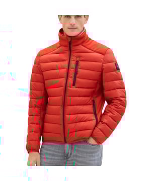
<p>Stoer gewatteerd tussendoor jack van Tom Tailor met een opstaande kraag en gemaakt van een waterafstotende stof.</p>
<ul>
<li>Modern fit</li>
<li>2 Steekzakken (Ritssluiting)</li>
<li>100% polyester</li>
</ul>