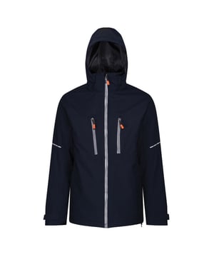 
100% Polyester. Stof: Rekken. Voering: Thermo-Reflect. Ontwerp: Eenvoudig. Stoftechnologie: Ademend, Isotex, Thermo-Guard, Waterdicht. Manchet: Verstelbaar, Stormmanchet. Halslijn: Hoog-Neck. Mouwtype: Met lange mouwen. Reflecterend detail, Shockcord Hem, Getapete naad. Eigenschappen van de kap: Verstelbaar, Verborgen, Gevoerd. Zakken: 1 RFID-blokkeringszak, 2 borstzakken, 2 lagere zakken. Bevestiging: Volledige ritssluiting. Voldoet aan de veiligheidsnorm: EN343:2003 A1:2007 Klasse 3:2.
