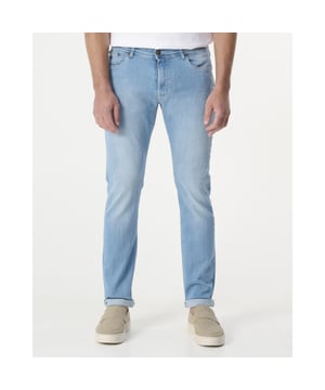 
Atelier Noterman Jeans combineert comfort met stijl dankzij de effen blauwe kleur en de 5-pocket design. Gemaakt van 92% katoen en 8% elastaan, bieden ze de perfecte stretch. De normale pasvorm met opgestikte achterzakken en een knoop- en ritssluiting maakt ze ideaal voor elke dag. Atelier Noterman staat voor kwaliteit en vakmanschap, waarbij aandacht voor detail altijd voorop staat.