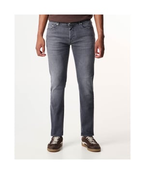 
Atelier Noterman Jeans biedt een moderne, blauwe uitstraling met een comfortabele pasvorm. Deze jeans heeft een 5-pocket ontwerp en een ritssluiting voor een strakke look. Gemaakt van hoogwaardige materialen, belooft het duurzaamheid en stijl in elke situatie. Atelier Noterman staat voor kwaliteit en vakmanschap, met een focus op eigentijdse mode en tijdloze ontwerpen die passen bij elke persoonlijke stijl.