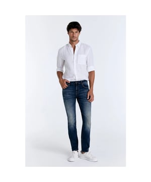 
Deze dark blue straight fit jeans van Cup Of Joe Denim (COJ) het model LANCE. Deze spijkerbroek is gemaakt om een verfijnde comfort te bieden tijdens het dragen. Door de elasticiteit, oftewel door de stretch, is het extra comfortabel om deze spijkerbroek te dragen. Naast de comfort van deze jeans is ook de bewegingsvrijheid erg prettig. De LANCE van Cup Of Joe Denim (COJ) blijft ook in model tijdens het dragen. Deze jeans is gemaakt van 90% katoen, 6% polyester en 4% elastaan.