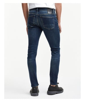 
Wow, deze jeans van Denham moet je echt hebben! De Denham Bolt GVR&R jeans is gemaakt van katoen en polyester en bevat 1% elastaan, waardoor deze licht elastisch is en heerlijk draagt. De broek heeft een skinny fit, waardoor iets deze strakker om de benen valt. Op beide knieën zijn beschadigingen aangebracht, welke zorgen voor een moderne stoere look. Uiteraard heeft ook deze authentieke jeans van Denham het label met het Denham-schaartje. Perfect als basis voor elke outfit.
De jeans scoor je nu voordelig in onze Denham outlet.