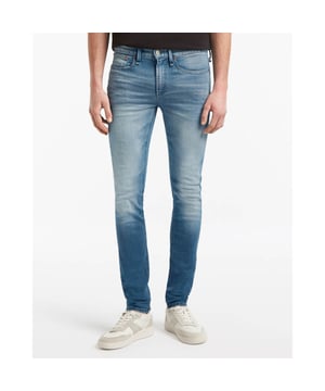 
- Over het Merk: Denham is een in Nederland opgericht denimmerk dat in 2008 werd opgericht door Engelse jeanmaker Jason Denham. Het merk staat bekend om zijn unieke en eigenzinnige ontwerpen. De kleding van Denham is gemaakt van hoogwaardige materialen, zoals denim, katoen en wol. Het merk biedt een breed scala aan items aan, waaronder jeans, jassen, broeken, truien, overhemden en accessoires. De ontwerpen van Denham zijn vaak geïnspireerd door de Amerikaanse en Japanse denimcultuur. Het merk gebruikt unieke stijlelementen, zoals contrasterende stiksels, vintage wash en oversize pasvormen, om een unieke en eigenzinnige uitstraling te creëren.