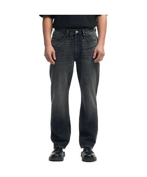 
Ontdek de Dagger VRB jeans van Denham, jouw nieuwe favoriete jeans voor elke gelegenheid. De zwarte kleur en authentieke used wassing geven een stoere uitstraling. Geniet van de relaxte pasvorm die perfect aansluit op een actieve levensstijl. Dagger heeft een normale taillehoogte met knopengulp. Met rechte pijpen geniet je van een stijlvolle flair en veel bewegingsvrijheid. Het zachte katoen voelt prettig aan op je huid, ideaal voor langdurig dragen. Combineer deze veelzijdige jeans met sneakers of boots voor een moeiteloze, modieuze look. Voeg deze jeans toe aan je collectie en ervaar het verschil in comfort en stijl.