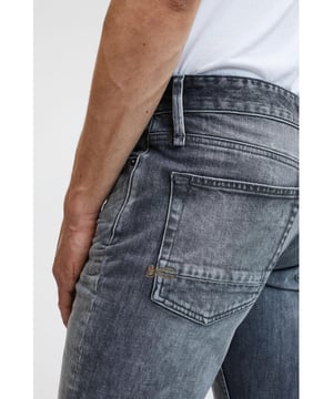 
Wat een geweldige jeans van Denham is dit; de Denham LOY5YG GOTS, uitgevoerd in grijs denim met een superstoere wassing en destroyed parts voor een ultieme gedragen uitstraling. Deze jeans heeft een slimfit pasvorm en is een filepocket model. 
Materiaal: 98 procent katoen / 2 procent elastane
Mooie uitgangspunt voor een stoere casual look en nu met korting beschikbaar in onze Denham sale.