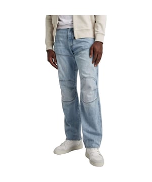 
Elwood is Back! De jeans waar G-star wereldwijd furore heeft gemaakt. Model 5620 heeft een normale taille hoogte en knopen sluiting. ZIt comfortabel op de heupen en recht op de bovenbenen met rechte pijpen aan de onderzijde. Je draagt deze jeans relaxed fit, wil je deze iets meer aangesloten dragen, bestel dan een maatje kleiner.