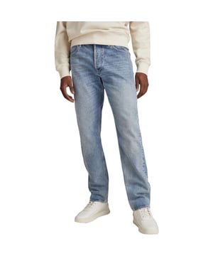
G-star Triple A jeans heeft een rechte pasvorm zit iets hoger in de taille en heeft een knoopgulp. Je draagt deze comfortabel op heup en bovenbenen en enkel lang evt. met een omslagje. 5 pocket model waarvan de opening van het geldzakje aan de binnenkant van de band gemaakt is. Natuurlijk ontbreekt het stoere lederen G-star label op de achterzijde band niet. Dit is een jeans die fijn draagt en een makkelijke pasvorm heeft en normaal uitvalt in de maat.