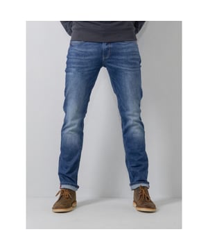 
Deze blauwe regular tapered fit van Petrol Industries het model Russel. Door de elasticiteit, oftewel door de stretch, is het extra comfortabel om deze spijkerbroek te dragen. Naast de comfort van deze jeans is ook de bewegingsvrijheid erg prettig.  Deze jeans is gemaakt van 86% katoen, 12% polyester en 2% elastaan.