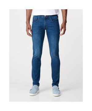 
- Over het Merk: Replay is een Italiaans kledingmerk dat in 1978 werd opgericht door Claudio Buziol. Het merk staat bekend om zijn trendy en casual ontwerpen, die zijn geïnspireerd door de urban lifestyle. De kleding van Replay is gemaakt van hoogwaardige materialen, zoals katoen, denim en leer. Het merk biedt een breed scala aan kleding aan, waaronder jeans, truien, jassen, broeken, shorts en accessoires. De ontwerpen van Replay zijn vaak geïnspireerd door de urban lifestyle. Het merk gebruikt moderne stijlelementen, zoals comfortabele pasvormen, trendy prints en opvallende logo's, om een ​​trendy en casual uitstraling te creëren.
