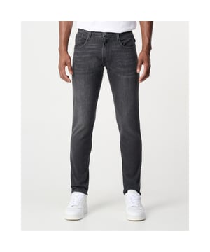 
- Over het Merk: Replay is een Italiaans kledingmerk dat in 1978 werd opgericht door Claudio Buziol. Het merk staat bekend om zijn trendy en casual ontwerpen, die zijn geïnspireerd door de urban lifestyle. De kleding van Replay is gemaakt van hoogwaardige materialen, zoals katoen, denim en leer. Het merk biedt een breed scala aan kleding aan, waaronder jeans, truien, jassen, broeken, shorts en accessoires. De ontwerpen van Replay zijn vaak geïnspireerd door de urban lifestyle. Het merk gebruikt moderne stijlelementen, zoals comfortabele pasvormen, trendy prints en opvallende logo's, om een ​​trendy en casual uitstraling te creëren.