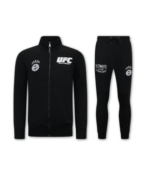  Musthave uit de Herenkleding Outlet van LF Amsterdam   Gun jezelf dit prachtige item uit de laatste collectie  Betaal achteraf
Mannen Joggingspak - UFC Ultimate Championship - Zwart - <p><strong>Specificaties:<br /></strong>- Mannen Joggingspak<br />- UFC Ultimate Championship<br />- Kleur: Zwart<br />- Artikel code: 11-6523Z <br />- Seizoen: Voorjaar / Najaar<br />- Zakken Vest: 2 Steekzakken<br />- Mouwen: Lange Mouw<br />- Zakken broek: 2 Steekzakken<br />- Kwalitatief Hoogwaardige Afwerking<br />- Materiaal: 84% Katoen en 16% Polyester<br />- Weefsel: Dun geweven<br />- Pasvorm: Slim Fit<br />- Pasvorm broek: Slim Fit<br />- Wasvoorschrift: Machinewas 30 graden, Binnenste buiten wassen (Niet in de droger)<br />- Beschikbare maten: S - M - L - XL - XXL </p>
<p><span style="vertical-align: inherit;"><strong><b>Local Fanatic</b></strong>is een jong merk voor modebewuste mannen die aandacht besteden aan kleding en uiterlijk met de Allure en Glamour. Kenmerkend van het merk zijn de zeefdruk- en digitaal prints die gegarandeerd staan voor kwaliteit van vooruitstrevende stoffen in Italiaanse