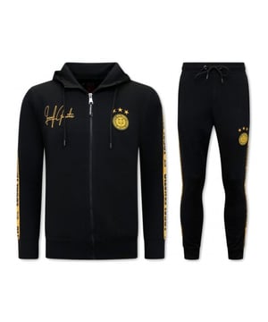 Nu in onze Herenkleding Outlet outlet; deze topper uit de collectie van LF Amsterdam. Op V&D is het altijd LF Amsterdam sale en elke dag nieuw aanbod van LF Amsterdam.
Mannen Trainingspak - Hooded Ribbon - Zwart / Gold - <p><strong>Specificaties:<br /></strong>- Mannen Trainingspak<br />- Hooded Ribbon<br />- Kleur: Zwart / Gold<br />- Artikel code: 11-6513ZG <br />- Seizoen: Voorjaar / Najaar<br />- Zakken Vest: 2 Steekzakken<br />- Mouwen: Lange Mouw<br />- Zakken broek: 2 Steekzakken<br />- Kwalitatief Hoogwaardige Afwerking<br />- Materiaal: 84% Katoen en 16% Polyester<br />- Weefsel: Dun geweven<br />- Pasvorm: Slim Fit<br />- Pasvorm broek: Slim Fit<br />- Wasvoorschrift: Machinewas 30 graden, Binnenste buiten wassen (Niet in de droger)<br />- Beschikbare maten: S - M - L - XL - XXL </p>
<p><span style="vertical-align: inherit;"><strong><b>Local Fanatic</b></strong>is een jong merk voor modebewuste mannen die aandacht besteden aan kleding en uiterlijk met de Allure en Glamour. Kenmerkend van het merk zijn de zeefdruk- en digitaal prints die gegarandeerd staan voor kwaliteit van vooruitstrevende stoffen in Italiaanse pasvormen.</span></p>