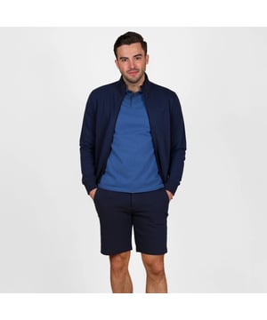 
Stijlvol heren sweatvest van Q1905 met opstaande kraag en ritssluiting. Gemaakt van een zachte katoenmix voor optimaal comfort. Perfect voor sportieve en casual looks.. 
Heren Sweatvest Blokland – Stijlvol, Comfortabel & Veelzijdig

 Het Q1905 Heren Sweatvest Blokland is een perfecte combinatie van sportiviteit en comfort. Dit regular fit vest is gemaakt van een hoogwaardige katoenmix (85% katoen, 15% polyester) en voelt zacht en ademend aan. De opstaande kraag en ritssluiting geven het vest een moderne uitstraling, terwijl het geborduurde Q-logo op de borst zorgt voor een subtiele, luxe touch. Ideaal als licht jack in het voorjaar en de herfst.

  
 * Sweatvest met opstaande kraag 
 * Ritssluiting 
 * Gemaakt van: 85% katoen, 15% polyester 
 * Geborduurd Q-logo op de borst voor een luxe touch 
 * Regular fit  Beschikbare kleuren: Donkerblauw & Witgrijs (https://www.q1905.com/nl/heren-sweatvest-blokland-witgrijs.html)
Bestel nu en ervaar het comfort en de stijl van Q1905!
Ontdek ook