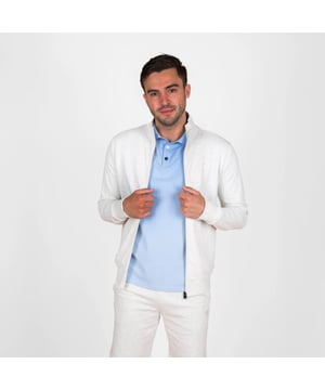 
Stijlvol heren sweatvest van Q1905 met opstaande kraag en ritssluiting. Gemaakt van een zachte katoenmix voor optimaal comfort. Perfect voor sportieve en casual looks.. 
Heren Sweatvest Blokland – Stijlvol, Comfortabel & Veelzijdig

 Het Q1905 Heren Sweatvest Blokland is een perfecte combinatie van sportiviteit en comfort. Dit regular fit vest is gemaakt van een hoogwaardige katoenmix (85% katoen, 15% polyester) en voelt zacht en ademend aan. De opstaande kraag en ritssluiting geven het vest een moderne uitstraling, terwijl het geborduurde Q-logo op de borst zorgt voor een subtiele, luxe touch. Ideaal als licht jack in het voorjaar en de herfst.

  
 * Sweatvest met opstaande kraag 
 * Ritssluiting 
 * Gemaakt van: 85% katoen, 15% polyester 
 * Geborduurd Q-logo op de borst voor een luxe touch 
 * Regular fit  Beschikbare kleuren: Witgrijs & Donkerblauw (https://www.q1905.com/nl/heren-sweatvest-blokland-donkerblauw.html)
Bestel nu en ervaar het comfort en de stijl van Q1905!
Ontdek ook