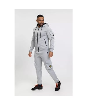 
Heren joggingpak van het Mode Italia merk Zayne Milano. Het Marniga - Heren Joggingpak - Grijs is gemaakt van zachte stoffen. Deze Tracksuit is prima te gebruiken voor Fitness, sporten, wandelen of  in huis te gebruiken als huispak of loungewear.

 Merk: Zayne Milano.
 Pasvorm: Aansluitend
 Materiaal: 95% Polyester, 5% elastaan.
 Kleur: Grijs
 Sportcategorie: Fitness.
 Tailleband: Verstelbaar, elastisch.
 Sluiting: Met koordsluiting.
 Zakken: Met ritssluiting.
 Patroon: Effen.
 Details: Elastische tailleband.

 Artikelnummer: ZP688-2  Houd je kleding langer mooi!
 Was joggingkleding binnenstebuiten op maximaal 30°C met gelijksoortige stoffen of in een waszak.
 Samen wassen met (ruwe) handdoeken of spijkerstof veroorzaakt slijtage en pluisvorming
 Gebruik een mild wasmiddel en geen wasverzachter.
 Gebruik geen centrifuge of wasdroger, maar laat aan de lucht drogen.
 Voor