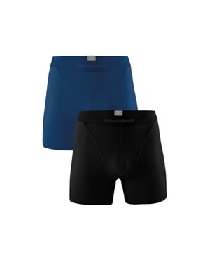 
<p>Ervaar ultiem comfort met onze Pima katoenen boxershorts. Gemaakt van Pima katoen, bekend als de <strong>zachtste en sterkste katoensoort</strong>, bieden deze boxershorts een ongeëvenaarde zachtheid en duurzaamheid. Dankzij de extra lange katoenvezels blijven ze <strong>soepel en sterk</strong>, zelfs na vele wasbeurten, wat zorgt voor een lange levensduur.</p>
<p>Met een lichtgewicht ontwerp van <strong>slechts 135 gram</strong> en uitstekende ademende eigenschappen zijn deze boxershorts ideaal voor dagelijks gebruik, ongeacht het seizoen.</p> Materiaal: 95% Pima cotton/5% Elastane - 135 gram 
Wasinstructies: Wassen op 30 graden,Niet in de droger,Strijken op matig warme stand (2 stippen) Kleur: Blauw,Zwart