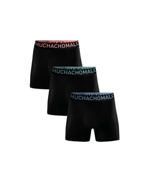 
<p>De Muchachomalo Bamboe collectie biedt boxershorts gemaakt van de <strong>zachtste bamboevezels</strong>, afkomstig van natuurlijke bamboe. Deze stof onderscheidt zich door zijn <strong>uitzonderlijke ademend vermogen</strong>. De bamboevezels zijn van nature antistatisch, zacht, zijdeachtig en hypoallergeen, wat zorgt voor een <strong>huidvriendelijke ervaring</strong>.</p>
<p>Bamboevezels <strong>absorberen vocht tot drie keer sneller dan katoen</strong>, wat zorgt voor een verkoelend effect bij warm weer en een verwarmend effect bij koud weer. Hierdoor zijn bamboe boxershorts geschikt voor elk seizoen en elke activiteit. Bovendien staan ze bekend om hun <strong>antibacteriële eigenschappen</strong>, die helpen om onaangename geurtjes te voorkomen. Het zijdezachte en luxueuze gevoel van bamboe boxershorts maakt ze tot een comfortabele keuze voor ondergoed.</p> Materiaal: 95% BAMBOO / 5%Elastane - 190 gram 
Wasinstructies: Wassen op 30 graden,Niet in de droger,Strijken op matig warme stand (2 stippen) Kleur: Zwart