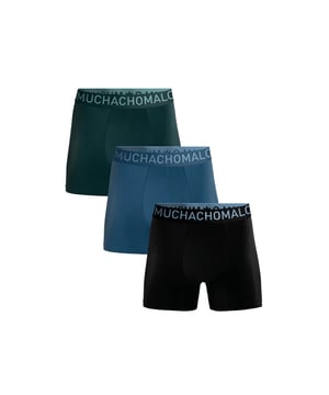 
<p>De Muchachomalo Bamboe collectie biedt boxershorts gemaakt van de <strong>zachtste bamboevezels</strong>, afkomstig van natuurlijke bamboe. Deze stof onderscheidt zich door zijn <strong>uitzonderlijke ademend vermogen</strong>. De bamboevezels zijn van nature antistatisch, zacht, zijdeachtig en hypoallergeen, wat zorgt voor een <strong>huidvriendelijke ervaring</strong>.</p>
<p>Bamboevezels <strong>absorberen vocht tot drie keer sneller dan katoen</strong>, wat zorgt voor een verkoelend effect bij warm weer en een verwarmend effect bij koud weer. Hierdoor zijn bamboe boxershorts geschikt voor elk seizoen en elke activiteit. Bovendien staan ze bekend om hun <strong>antibacteriële eigenschappen</strong>, die helpen om onaangename geurtjes te voorkomen. Het zijdezachte en luxueuze gevoel van bamboe boxershorts maakt ze tot een comfortabele keuze voor ondergoed.</p> Materiaal: 95% BAMBOO / 5%Elastane - 190 gram 
Wasinstructies: Wassen op 30 graden,Niet in de droger,Strijken op matig warme stand (2 stippen) Kleur: Blauw,Zwart,Groen