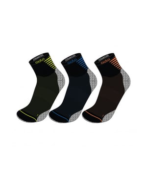 Wat een heerlijk item uit de nieuwe collectie van Odlo is dit! Ben er op tijd bij want voor deze hardloper geld op=op!.
Verhoog uw comfort bij het hardlopen met de nieuwe Ceramicool Quarter loopsokken van ODLO, die speciaal zijn ontworpen om te voldoen aan de behoeften van hardlopers. Wanneer wrijving ongewenste warmte aan uw voeten veroorzaakt, verlaagt ODLO's Ceramicool technologie de temperatuur, dankzij de natuurlijke koelkracht van keramische deeltjes. Vocht wordt snel afgevoerd en de speciale gaasstructuur zorgt voor ventilatie daar waar het het meest nodig is. Tot slot zorgt de vulling in de hielen en tenen voor een matige ondersteuning en voorkomt het blaren, terwijl het comfort bij elke stap wordt verhoogd. Optimaliseer uw gebruikelijke sokken met de nieuwe Ceramicool Quarter sokken van ODLO.