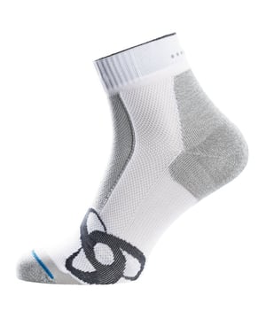 
Zorg dat alle elementen van je sportgarderobe prestaties bieden met de kwarthoge Light-sokken van ODLO, die zachtheid, ondersteuning en comfort bieden tijdens het hardlopen. Deze sokken zijn het ultieme accessoire voor een warme hardloopzomer en ontworpen met voetboogondersteuning en optimale demping voor een beter ondersteunend en zachter gevoel wanneer je op tempo bent. De verstevigde hiel- en teenstukken bieden een extra beschermingslaag op typische hotspots voor meer comfort tijdens langere hardlooptochten. Effect by ODLO houdt geurtjes tegen voor de hele dag een fris gevoel. Ga voor de kwarthoge Light-sokken van ODLO en ren zo hard als de wind.