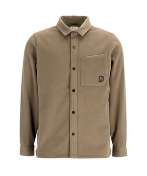 
De Axel Blaze van chasin' is een groen overshirt met een frisse, ingetogen uitstraling dat moeiteloos over een trui of T-shirt draagt. Het satin-achtige samenspel van polyester, viscose en een vleugje elastane geeft het materiaal een zachte structuur die soepel beweegt; de hemdkraag en de knoopsluiting houden het silhouet verzorgd en het normale, boxy model biedt bewegingsvrijheid zonder te groot te lijken. Je merkt aan de borstzak en de nette afwerking dat dit stuk met oog voor detail is gemaakt, en de effen kleur laat andere onderdelen rustig meespelen in je outfit. Door de brushed finish voelt het shirt warm aan en krijgt het een subtiele textuur die uitnodigt om aan te raken, terwijl de normale lengte het gemakkelijk maakt om zowel binnen als buiten te dragen. Het doek valt ontspannen langs het lichaam en accentueert je look zonder op de voorgrond te treden, ideaal voor wie stijl zoekt met subtiele allure. Ons model is 188 cm en draagt maat L, wat helpt inschatten hoe het shirt over je schouders valt. Dit overshirt combineert praktische draagbaarheid met een nette, moderne uitstraling - een kleine upgrade voor je dagelijkse garderobe die zelfvertrouwen geeft.