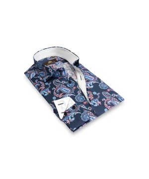
Een meerkleurig statement stretch overhemd. Het shirt heeft de kenmerkende paisley-print, het klassieke handelsmerk voor Circle of Gentlemen. Gestyled met corozo noot knopen. 97& katoen en 3% elastan.