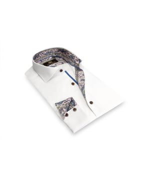 
Een wit basic overhemd, met een paisley geïnspireerde print aan de binnenkant van de kraag en manchetten. Het is geweven van lichtgewicht Italiaanse kwaliteit stretch stof. Gestyled met real horn knopen. 72% katoen / 25% polyamide / 3% elastan.