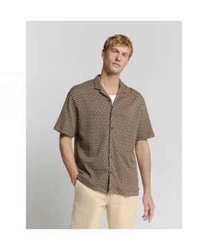 
Dit overhemd met korte mouwen in sand is gemaakt van 48% viscose, 44% katoen en 8% elastaan voor ultiem comfort. De regular fit zorgt voor een relaxte pasvorm, ideaal voor casual outfits in de lente en zomer van 2025. Dit shirt met reverskraag en all-over print zorgt voor een trendy en zomerse uitstraling. De luchtige stof biedt optimaal comfort, perfect voor warme dagen. Draag het casual of combineer het met een nette outfit.