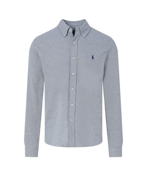 
Dit geweldige overhemd is gemaakt van 100% katoen en draagt als een shirt. Hierdoor draagt het overhemd erg comfortabel. Het overhemd heeft een Button-down kraag en bevat het kenmerkende, geborduurde Ralph Lauren logo op de borst. - Over het Merk: Polo Ralph Lauren is een Amerikaans kledingmerk dat in 1967 werd opgericht door Ralph Lauren. Het merk staat bekend om zijn klassieke en elegante ontwerpen, die zijn geïnspireerd door de Amerikaanse Ivy League-cultuur. De kleding van Polo Ralph Lauren is gemaakt van hoogwaardige materialen, zoals katoen, wol en leer. Het merk biedt een breed scala aan kleding aan, waaronder poloshirts, overhemden, jassen, broeken, shorts en accessoires. De ontwerpen van Polo Ralph Lauren zijn vaak geïnspireerd door de Amerikaanse Ivy League-cultuur. Het merk gebruikt klassieke elementen, zoals poloshirts met een groene en rode streep, button-down overhemden en tweedjassen, om een ​​elegante en tijdloze uitstraling te creëren.
