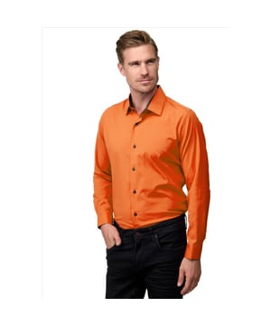 
<p>Heren overhemd Oranje van het merk Rusty Neal. Deze nette slim fit overhemden hebben een zakelijke uitstraling, maar zijn ook zeer geschikt als vrijetijdskleding. Het basic heren overhemd voor mannen heeft een slim fit pasvorm. Het overhemd is voorzien van een zwarte binnenboord. Ook is de binnenkant van de manchet zwart van kleur. Tevens zijn de knopen van de blouse zwart.</p>
<p>Materiaal: 60% katoen, 37% Polyester, 3% Elastan<br />
Kleur: Oranje - Zwart</p>
<p><img class="alignnone size-full wp-image-69519" src="https://italian-style.nl/wp-content/uploads/2020/10/maattabel-rusty-neal-r-44-heren-overhemden.jpg" alt="" width="700" height="698" /></p>