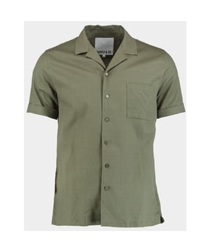 
Supply & Co. Casual hemd korte mouw Groen Roan Shirt Ss Structure 25107RO20/367 olive night met artikelcode25107RO20/367 olive night .  van het materiaal 53% Katoen / 36% Lyocell / 10% Polyamide / 1% Elastaan. Extra specificaties: , , , , kleur Groen.