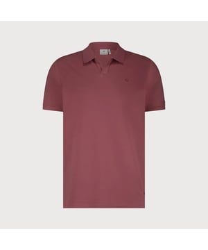
Deze luxe basic V-hals polo van Blue Industry mag niet ontbreken in je garderobe. Deze polo in katoenblend combineert een tijdloos clean design met optimaal draagcomfort, waardoor hij ideaal is voor zowel casual als zakelijke looks. De open kraag en de twee knoopjes op de mouw geven deze polo een relaxte uitstraling. 
<ul>
	<li>Gemaakt van een zachte en ademende katoenblend </li>
	<li>Open kraag, zonder knopen voor een relaxte look</li>
	<li>Afgewerkt met een minimalistisch Blue Industry logo op de borst </li>
	<li>Te combineren met een chino of jeans, perfect voor elke gelegenheid </li>
</ul>