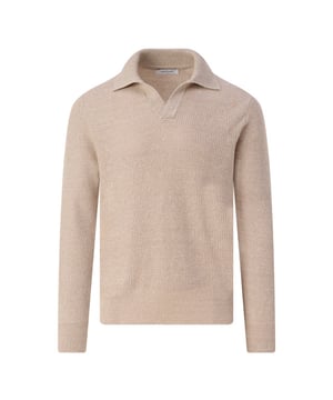 
- Over het Merk: Gran Sasso is een Italiaans kledingmerk dat in 1952 werd opgericht door de familie Di Battista. Het merk staat bekend om zijn hoogwaardige knitwear. De kleding van Gran Sasso is gemaakt van hoogwaardige materialen, zoals wol, kasjmier en cashmere. Het merk biedt een breed scala aan items aan, waaronder truien, vesten, jassen en accessoires. De ontwerpen van Gran Sasso zijn vaak geïnspireerd door de Italiaanse mode. Het merk gebruikt klassieke stijlelementen, zoals nette pasvormen, elegante kleuren en iconische logo's, om een ​​klassieke en tijdloze uitstraling te creëren.