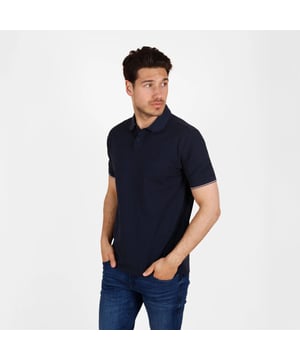 
Stijlvolle heren polo met korte mouwen en een ribkraag met knoopsluiting. Gemaakt van ademend katoenmix met embossed Q-logo en sportieve bies..  

 Heren Polo Toldijk – Klassiek met een Sportieve Touch

 De Q1905 Toldijk heren polo combineert een tijdloos design met subtiele sportieve details. De ribkraag met knoopsluiting zorgt voor een klassieke uitstraling, terwijl de rood-wit-blauwe bies aan de mouw een dynamische touch toevoegt. Dankzij de combinatie van 72,7% katoen, 25,5% polyester en 2,8% elastaan biedt deze polo ademend comfort, flexibiliteit en een duurzame pasvorm.

  
 * Gemaakt van hoogwaardig piqué breisel voor een luxe uitstraling. 
 * Comfortabele pasvorm met stretch voor optimale bewegingsvrijheid. 
 * Embossed Q-logo op de borst voor een subtiele, premium touch. 
 * Veelzijdig te dragen: casual, sportief of met een nette twist.  Beschikbare kleuren:, Donkerblauw, Lichtgroen Melange (https://www.q1905.com/nl/heren-polo-toldijk-lichtgroen-melange.html), Mistblauw