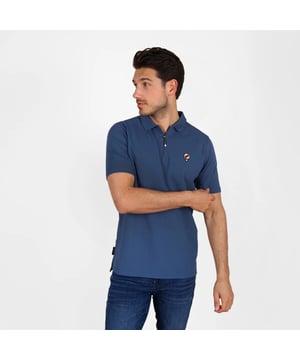 
Moderne heren polo met korte mouwen, ribkraag en ritssluiting. Gemaakt van ademend katoenmix met Q-logo patch en subtiele Q1905 accenten..  

 Heren Polo Zuidland – Sportieve Elegantie & Comfort

 De Q1905 Zuidland heren polo combineert een tijdloos silhouet met moderne details. De ribkraag met ritssluiting geeft deze polo een unieke uitstraling en biedt een sportieve twist op het klassieke design. Gemaakt van een hoogwaardige katoenmix (71,7% katoen, 25,5% polyester en 2,8% elastaan), is deze polo ademend, flexibel en duurzaam.

  
 * Unieke ritssluiting voor een moderne, sportieve look. 
 * Zachte en ademende katoenmix voor ultiem draagcomfort. 
 * Geborduurde Q-logo patch op de borst voor een premium uitstraling. 
 * Subtiele Q1905 accenten op de mouw voor een stijlvolle finishing touch. 
 * Perfect te combineren met jeans, chino’s of een sportieve broek.  Beschikbare kleuren: Marineblauw, Zwart (https://www.q1905.com/nl/heren-polo-zuidland-zwart.html), Donkerblauw Melange