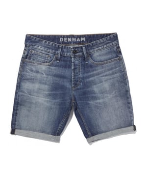 
Basic blauwe denim short van Denham. Denham Razor VD heeft een slimfit pasvorm en gemaakt van een materiaalmix van 91% katoen, 7 procent polyester en 2 procent elastaan. Deze mix geven de short een comfortabel pasvorm. Klassiek fivepocketmodel uitgevoerd in tijdloos denim en passend bij elke top. 
Nu voordelig beschikbaar in onze Denham sale.