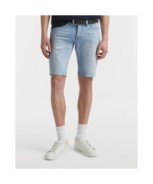 
- Over het Merk: Denham is een in Nederland opgericht denimmerk dat in 2008 werd opgericht door Engelse jeanmaker Jason Denham. Het merk staat bekend om zijn unieke en eigenzinnige ontwerpen. De kleding van Denham is gemaakt van hoogwaardige materialen, zoals denim, katoen en wol. Het merk biedt een breed scala aan items aan, waaronder jeans, jassen, broeken, truien, overhemden en accessoires. De ontwerpen van Denham zijn vaak geïnspireerd door de Amerikaanse en Japanse denimcultuur. Het merk gebruikt unieke stijlelementen, zoals contrasterende stiksels, vintage wash en oversize pasvormen, om een unieke en eigenzinnige uitstraling te creëren.