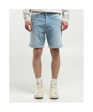 
- Over het Merk: Replay is een Italiaans kledingmerk dat in 1978 werd opgericht door Claudio Buziol. Het merk staat bekend om zijn trendy en casual ontwerpen, die zijn geïnspireerd door de urban lifestyle. De kleding van Replay is gemaakt van hoogwaardige materialen, zoals katoen, denim en leer. Het merk biedt een breed scala aan kleding aan, waaronder jeans, truien, jassen, broeken, shorts en accessoires. De ontwerpen van Replay zijn vaak geïnspireerd door de urban lifestyle. Het merk gebruikt moderne stijlelementen, zoals comfortabele pasvormen, trendy prints en opvallende logo's, om een ​​trendy en casual uitstraling te creëren.