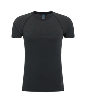 
Het ODLO Performance Light Eco T-shirt met korte mouwen is gemaakt van performance materiaal met 72% gerecycled polyester. Dit is een multifunctionele basis waarmee je het hele jaar door je dag goed begint.  Yoga, hikes, wandelingen, het dagelijks leven en meer. Dit T-shirt is naadloos voor extra comfort en is speciaal gevormd naar je lichaam voor een betere pasvorm en extra ademend vermogen. Daarnaast is het shirt behandeld met ZeroScent, een bio-based anti-microbiële afwerking die geurtjes en de ophoping van bacteriën beperkt. Het ideale shirt voor fantastische momenten binnen en buiten. Verkrijgbaar in vier kleuren.