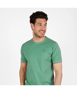 
Sportief heren T-shirt met korte mouwen en ronde hals. Gemaakt van ademende katoenmix met subtiel logo op de borst en rood-wit-blauwe accentstreep op de mouw.. 
Heren T-Shirt Dronten – Tijdloze Stijl met een Sportieve Touch

 Het Q1905 T-shirt Dronten combineert een klassiek ontwerp met subtiele sportieve details. Dankzij de ademende katoenmix voelt het zacht en comfortabel aan, ideaal voor dagelijks gebruik. De rood-wit-blauwe streep op de mouw geeft dit shirt een onderscheidende uitstraling.

  
 * T-shirt met korte mouwen  
 * Ronde hals voor een comfortabele pasvorm. 
 * Gemaakt van 74% katoen en 26% polyester  
 * Q1905-logo op de borst voor een premium uitstraling. 
 * Rood-wit-blauwe streep op de mouw   Beschikbare kleuren: Bladgroen & Felblauw (https://www.q1905.com/nl/heren-t-shirt-dronten-felblauw.html)
Bestel nu en ervaar het comfort en de stijl van Q1905!
Ontdek ook onze andere heren T-shirts (https://www.q1905.com/nl/heren/kleding/t-shirts/) voor meer stijlvolle opties.