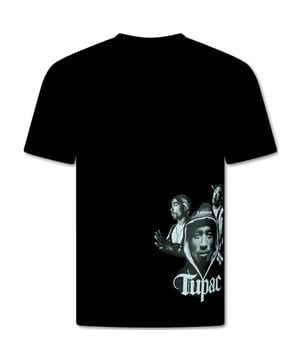 
Heren Tshirt met Opdruk - Oversized T shirt Heren  - Tupac Shakur - T shirt Heren met Print - 672 - Zwart - <p><strong>Specificaties:<br /></strong>- Heren Tshirt met Opdruk - Oversized T shirt Heren<br />- Artikel code: 672 - Zwart<br />- Seizoen: Voorjaar / Najaar<br />- Kraag: Ronde hals<br />- Patroon: Print, Geborduurd<br />- Kwalitatief Hoogwaardige Afwerking<br />- Materiaal: 95% Katoen en 5% Lycra<br />- Weefsel: Dik geweven<br />- Pasvorm: Oversized T shirt Heren<br />- Mouwen: Korte Mouw<br />- Wasvoorschrift: Binnenste buiten wassen (Niet in de droger)<br />- Beschikbare maten: S - M - L - XL - XXL </p>