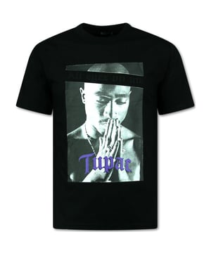 
Tupac - Oversized T shirt Heren  - All Eyez on Me - T shirt Heren met Print  - 685 - Zwart - <p><strong>Specificaties:<br /></strong>- Oversized T shirt Heren - All Eyez on Me<br />- Artikel code: 685 - Zwart<br />- Seizoen: Voorjaar / Najaar<br />- Kraag: Ronde hals<br />- Patroon: Print, Geborduurd<br />- Kwalitatief Hoogwaardige Afwerking<br />- Materiaal: 95% Katoen en 5% Lycra<br />- Weefsel: Dik geweven<br />- Pasvorm: Oversized T shirt Heren<br />- Mouwen: Korte Mouw<br />- Wasvoorschrift: Binnenste buiten wassen (Niet in de droger)<br />- Beschikbare maten: S - M - L - XL - XXL </p>